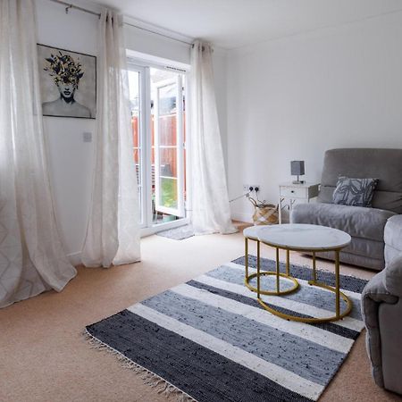 Comfortable 4-Bedroom Home In Aylesbury Ideal For Contractors Professionals Or Larger Families Ngoại thất bức ảnh