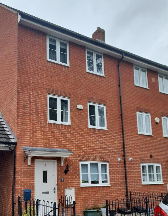 Comfortable 4-Bedroom Home In Aylesbury Ideal For Contractors Professionals Or Larger Families Ngoại thất bức ảnh