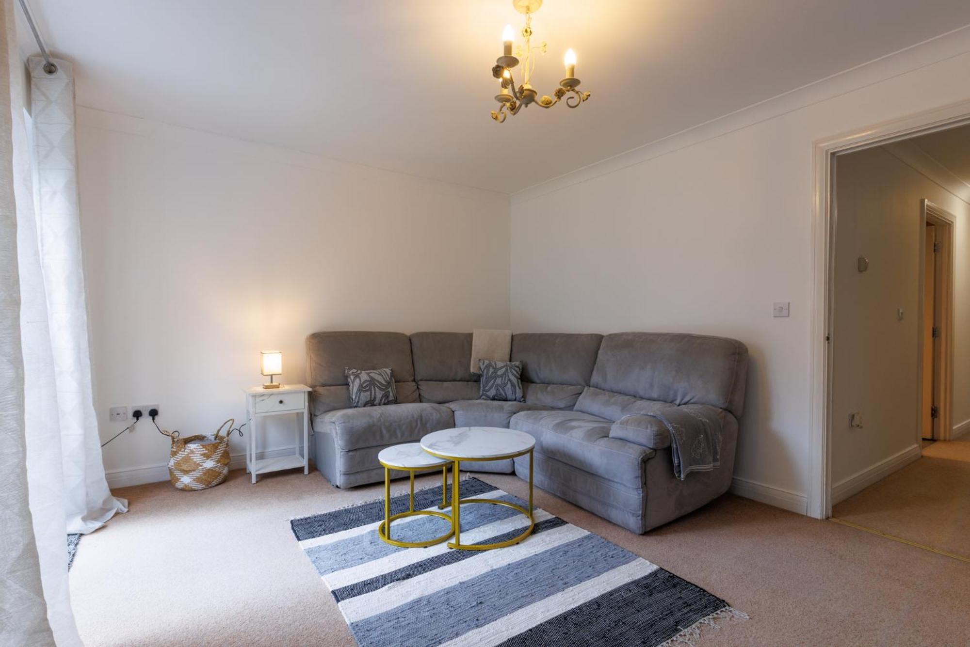 Comfortable 4-Bedroom Home In Aylesbury Ideal For Contractors Professionals Or Larger Families Ngoại thất bức ảnh