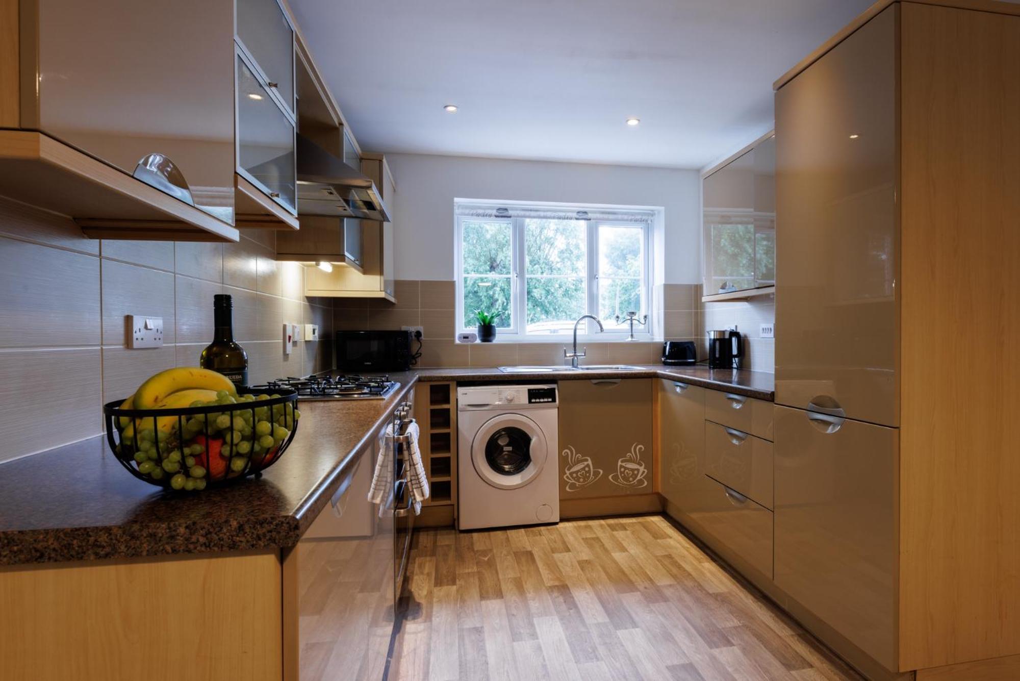 Comfortable 4-Bedroom Home In Aylesbury Ideal For Contractors Professionals Or Larger Families Ngoại thất bức ảnh