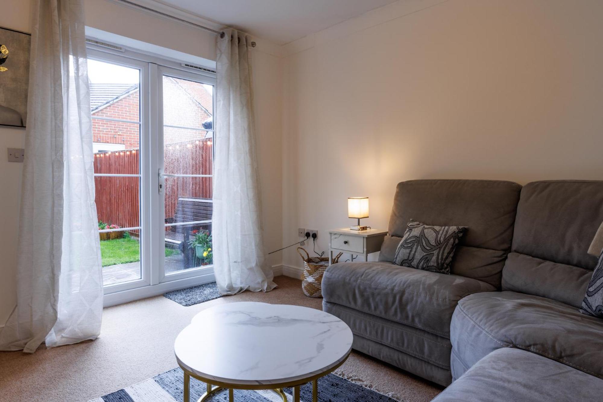 Comfortable 4-Bedroom Home In Aylesbury Ideal For Contractors Professionals Or Larger Families Ngoại thất bức ảnh