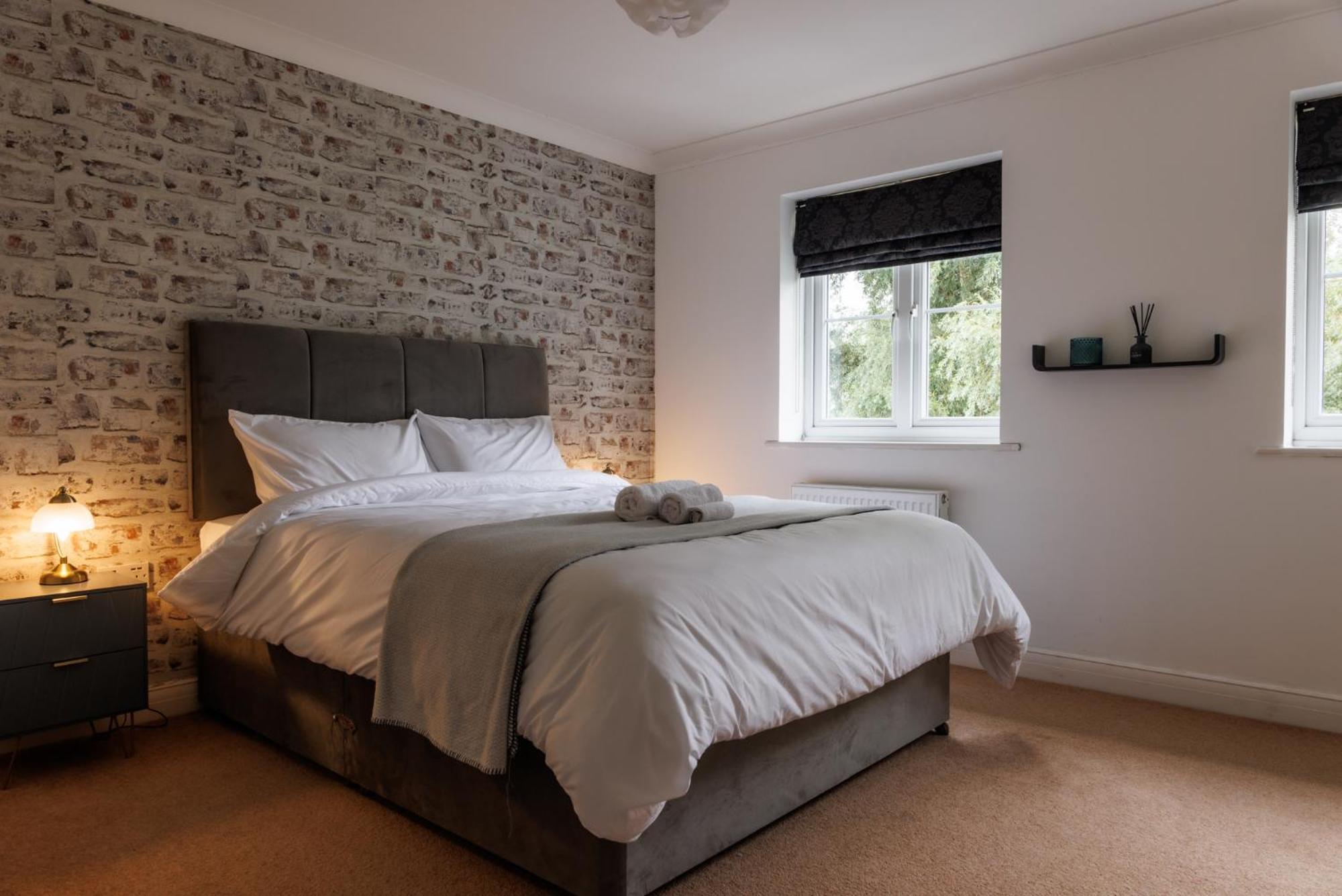 Comfortable 4-Bedroom Home In Aylesbury Ideal For Contractors Professionals Or Larger Families Ngoại thất bức ảnh