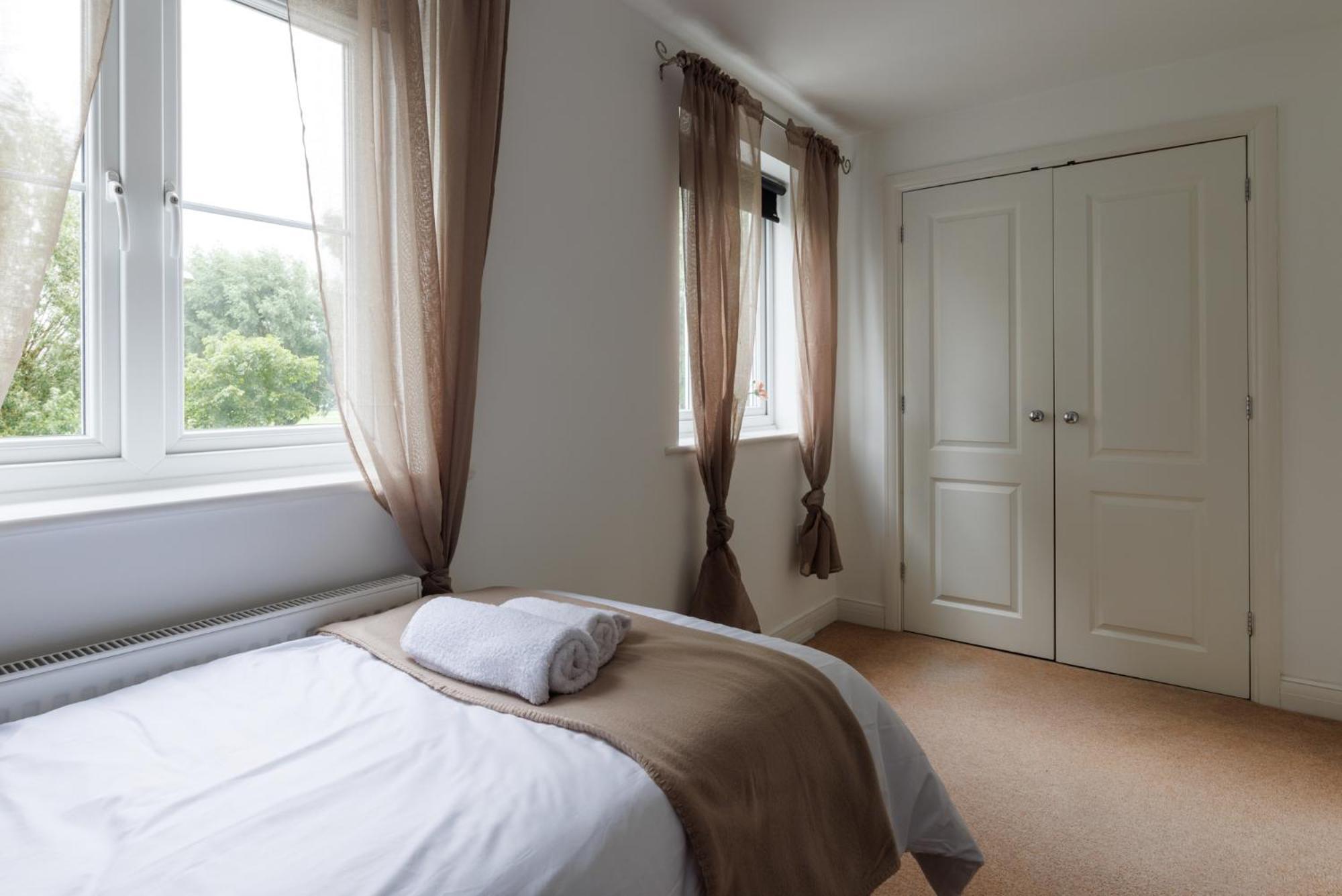 Comfortable 4-Bedroom Home In Aylesbury Ideal For Contractors Professionals Or Larger Families Ngoại thất bức ảnh