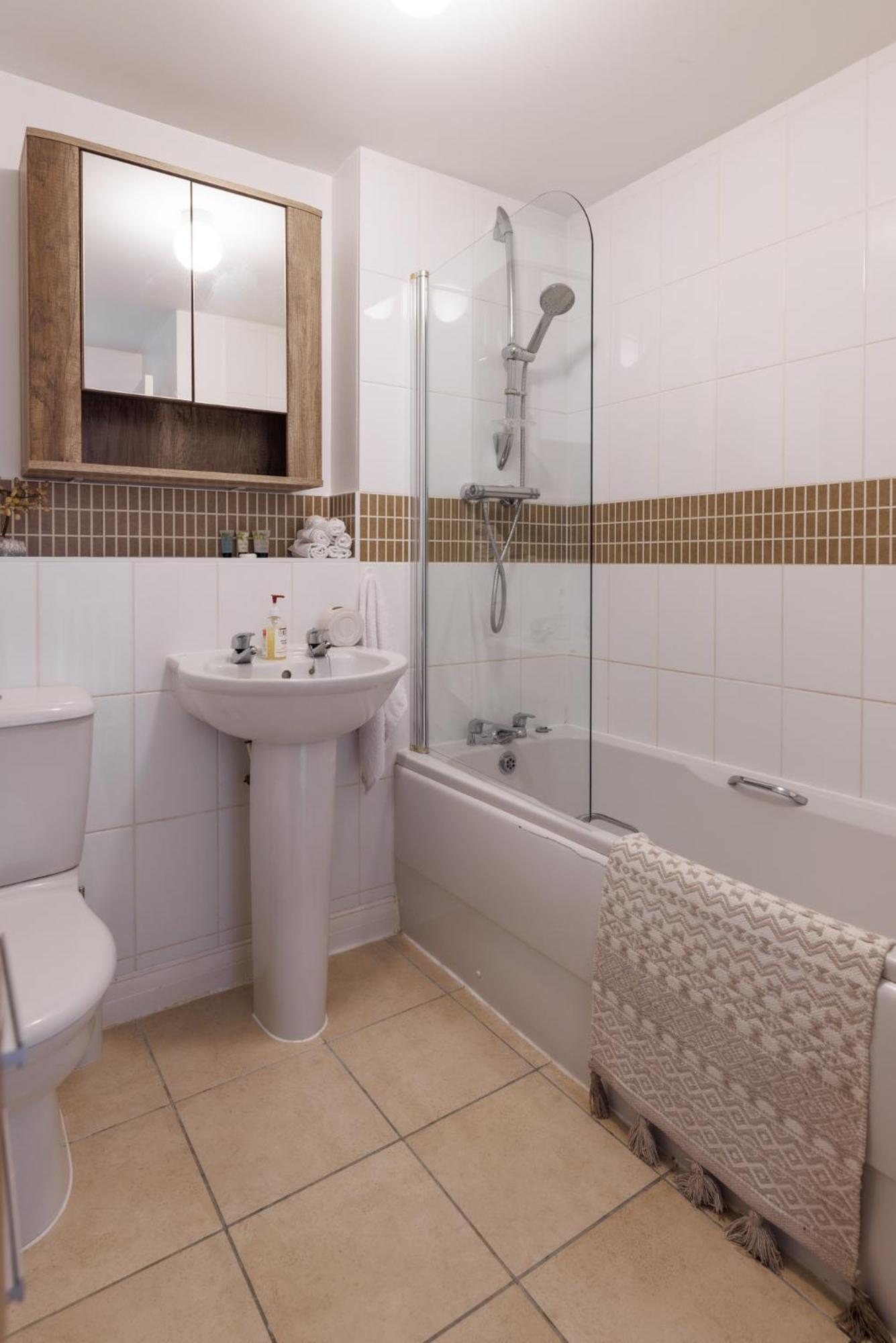 Comfortable 4-Bedroom Home In Aylesbury Ideal For Contractors Professionals Or Larger Families Ngoại thất bức ảnh