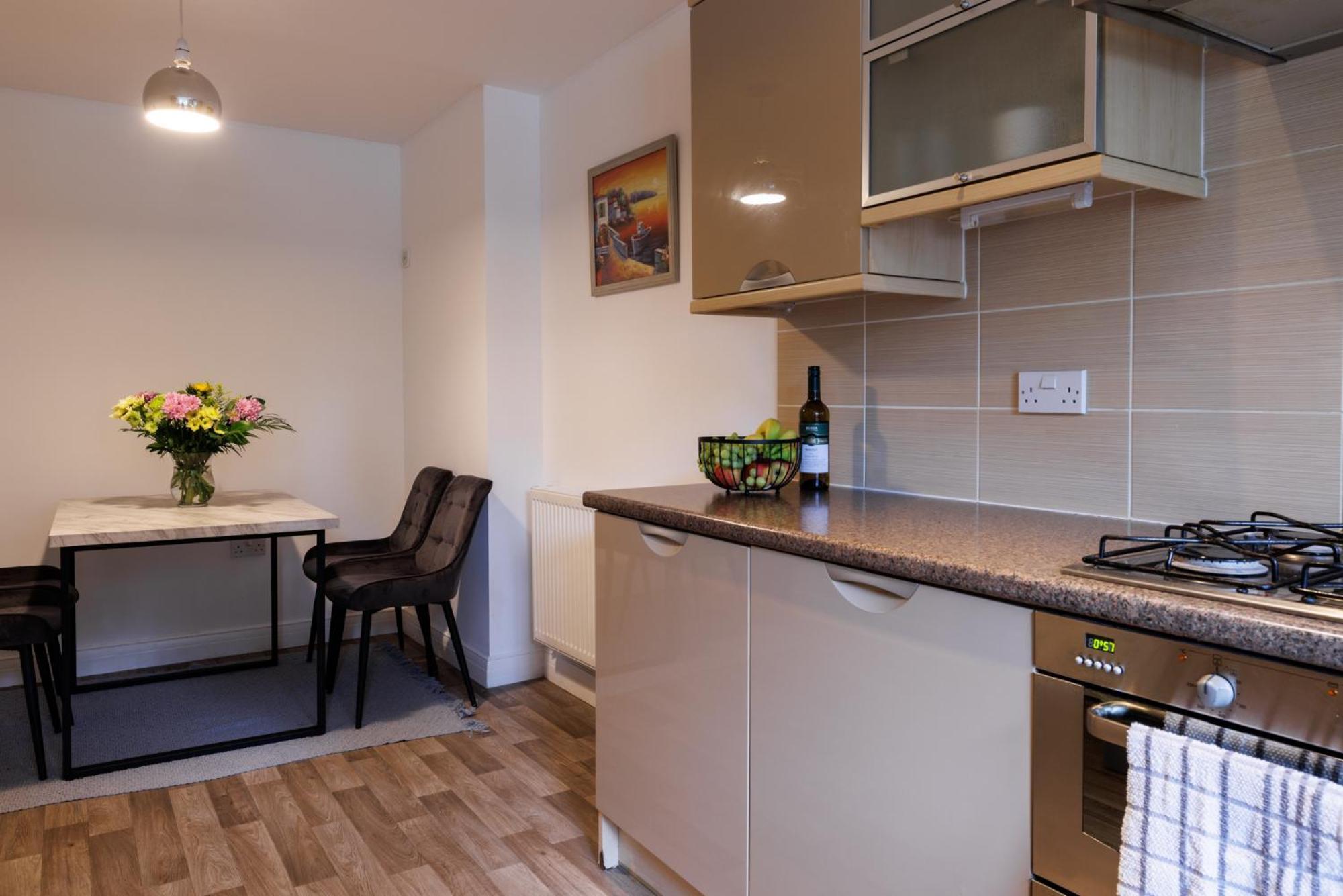 Comfortable 4-Bedroom Home In Aylesbury Ideal For Contractors Professionals Or Larger Families Ngoại thất bức ảnh