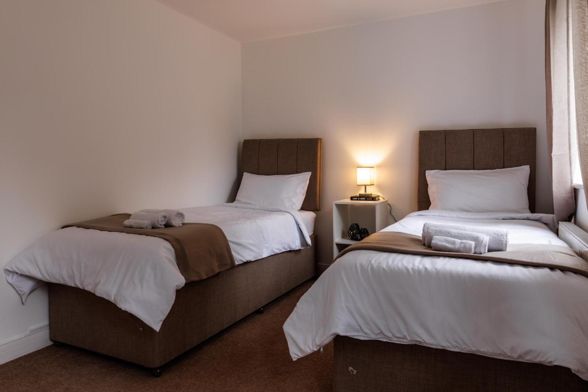 Comfortable 4-Bedroom Home In Aylesbury Ideal For Contractors Professionals Or Larger Families Ngoại thất bức ảnh