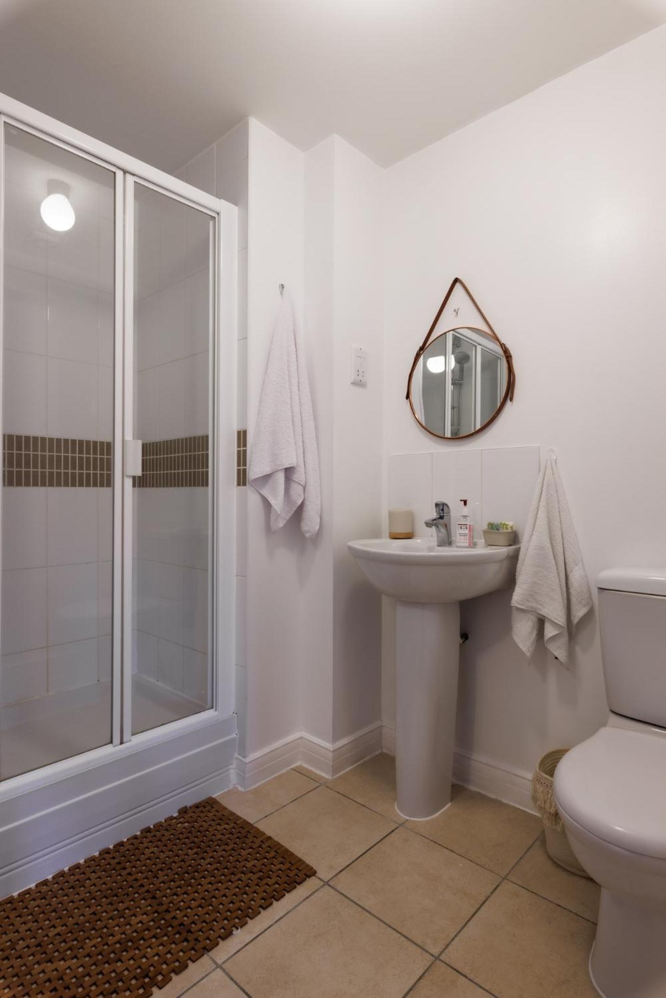 Comfortable 4-Bedroom Home In Aylesbury Ideal For Contractors Professionals Or Larger Families Ngoại thất bức ảnh